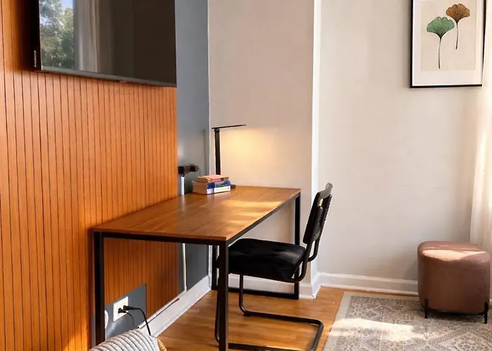 Flexhome Ukrainian Village • 2br • Convenient Walkability - Sleeps 6 *