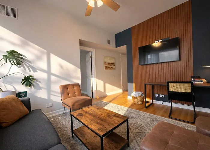 Flexhome Ukrainian Village • 2br • Convenient Walkability - Sleeps 6 *