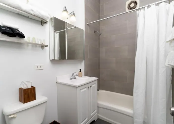 Flexhome Ukrainian Village • 2br • Convenient Walkability - Sleeps 6 Appartement