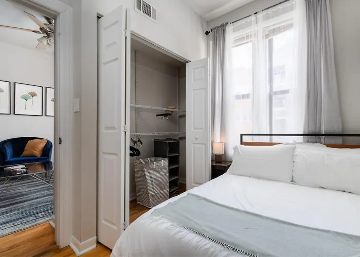 Flexhome Ukrainian Village • 2br • Convenient Walkability - Sleeps 6 * Chicago