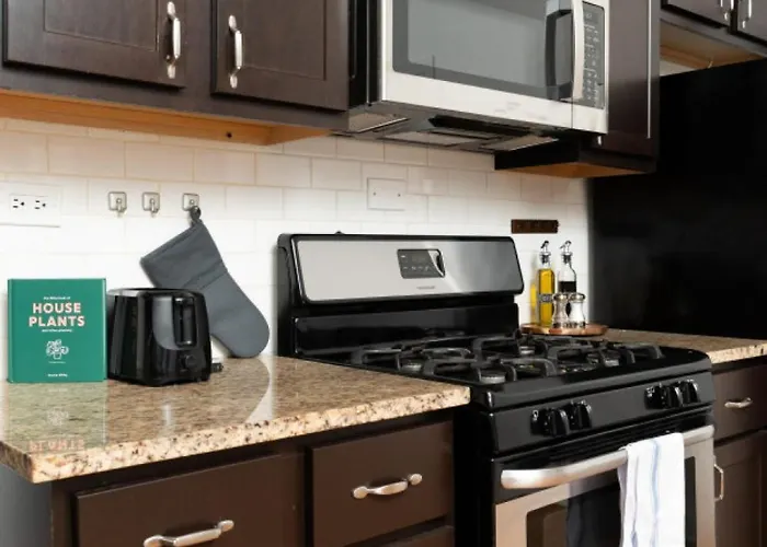 Flexhome Ukrainian Village • 2br • Convenient Walkability - Sleeps 6 * Chicago