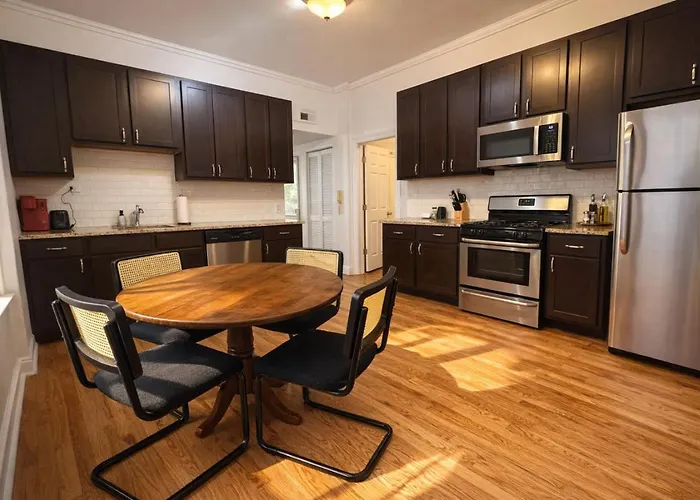 Flexhome Ukrainian Village • 2br • Convenient Walkability - Sleeps 6 *