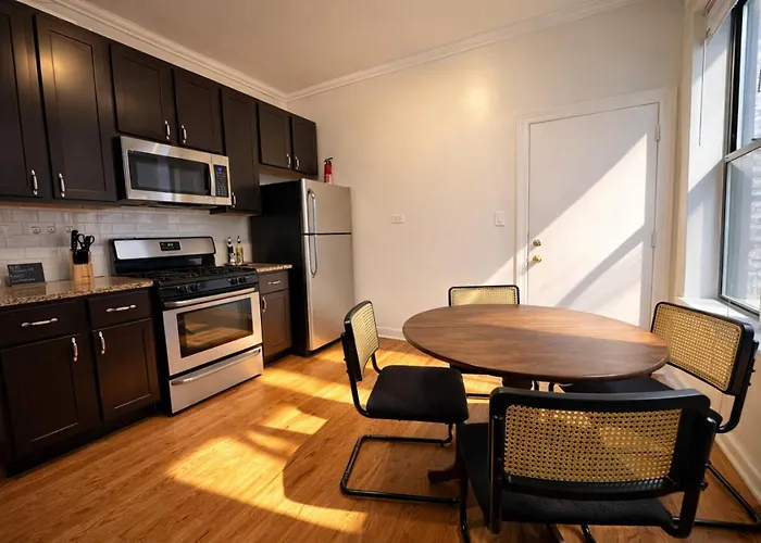 Flexhome Ukrainian Village • 2br • Convenient Walkability - Sleeps 6 Appartement Chicago